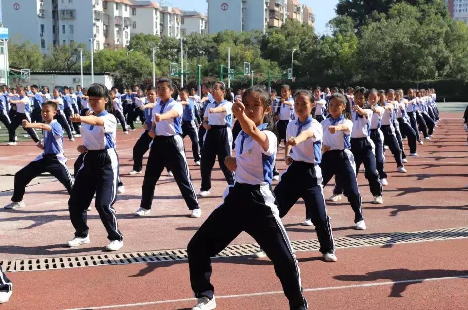 健康第一校园足球,健康第一天天锻炼