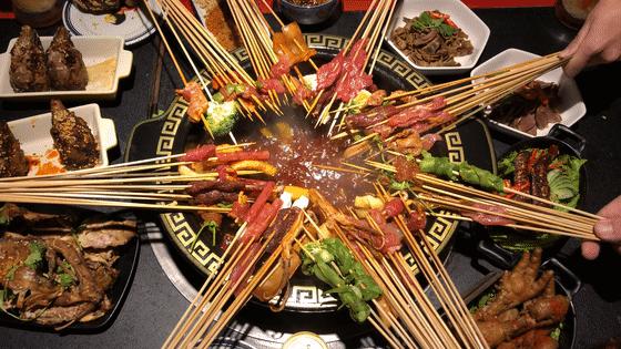 当成都老板爱上沈阳老雪,他开的串串香店锅底都有1瓶大绿棒