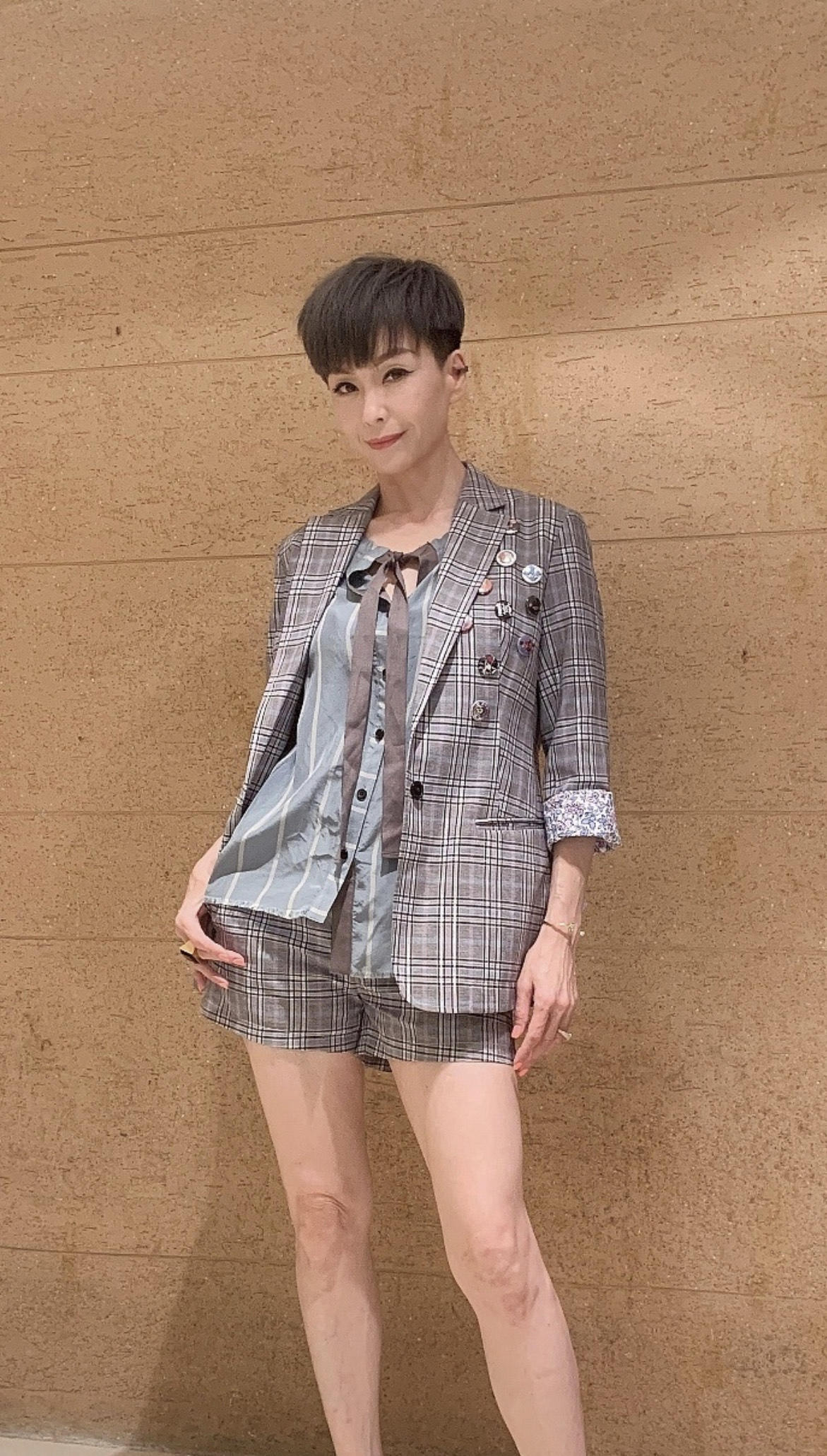 伍咏薇黑色裙子,伍咏薇穿彩条裙