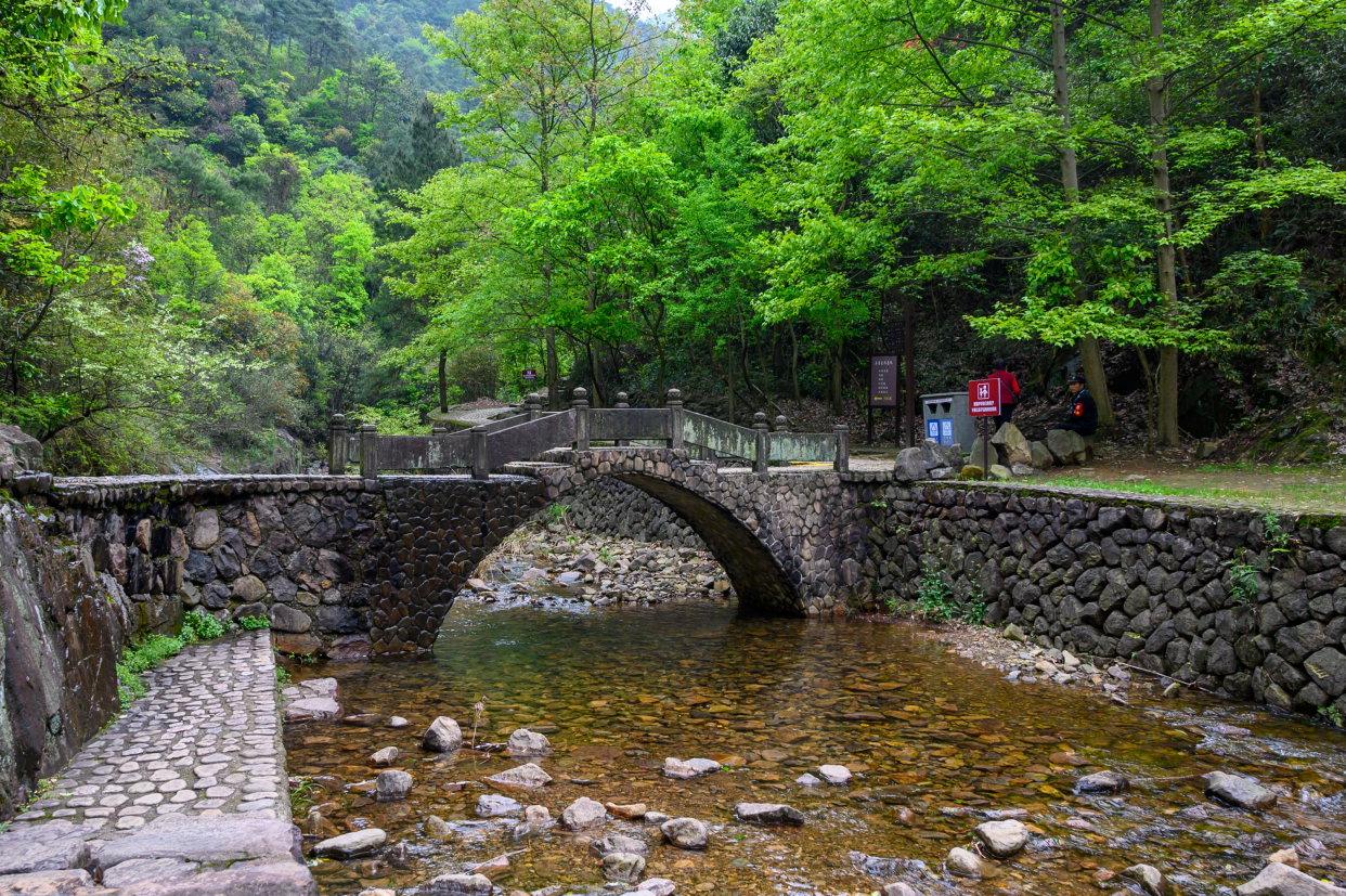 浙江这座宝藏小城，藏着一处山水秘境，史称江南第一名山