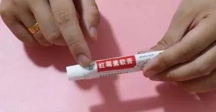 女性抹红霉素软膏的作用与功效,红霉素软膏涂脸美白