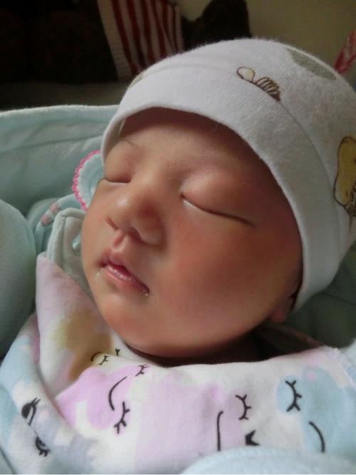 频繁吐奶又一直找奶怎么办,宝宝喷奶与吐奶是怎么回事