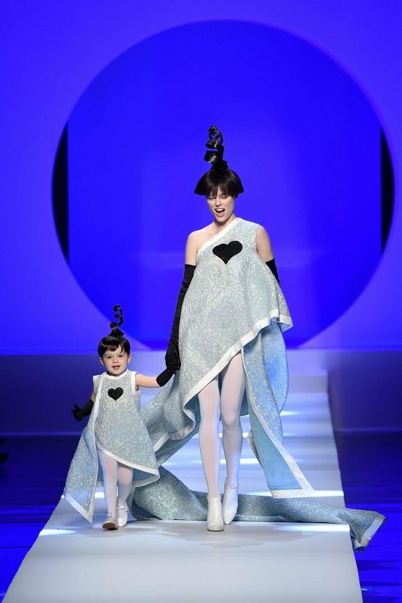 超模怀孕大肚子走秀,超模大肚子走秀