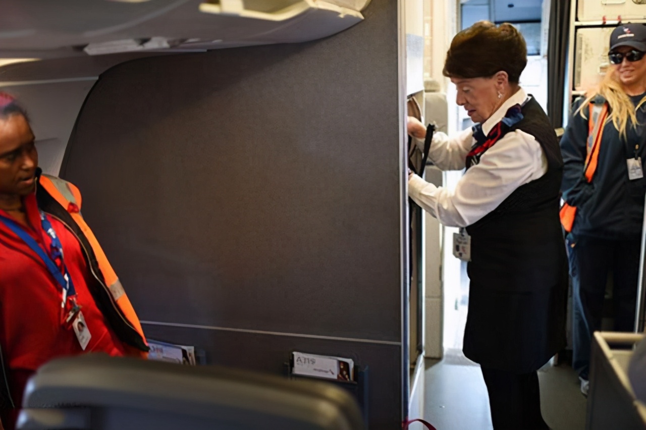 郑强教授谈到空姐要研究生学历,郑强讲的空姐为何招研究生