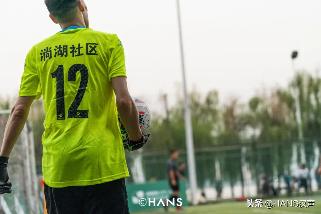 你在武汉球场边吼一嗓，就会认识一位带头大哥