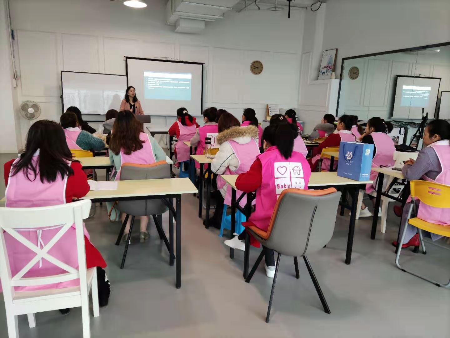 月嫂培训班重庆哪里学,重庆月嫂公司十大排名