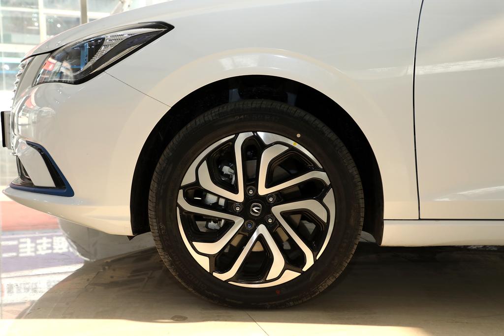 你愿意花十几万买个二手豪车吗,你愿意花几十万买一个车吗