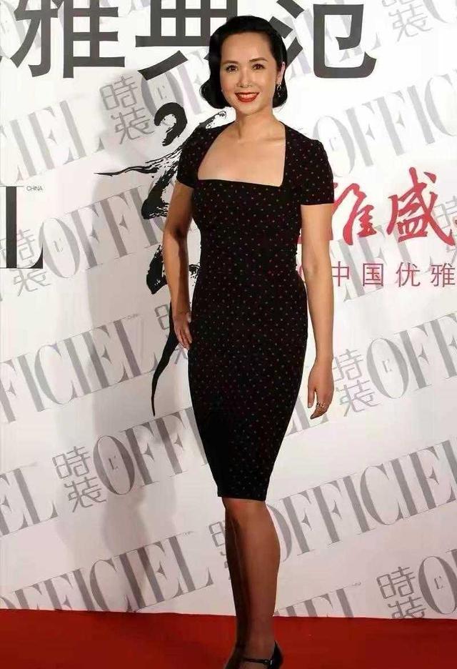 蒋雯丽穿红色连衣裙,被蒋雯丽惊艳的周迅