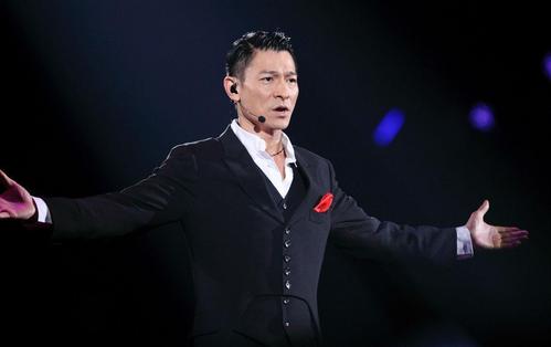 刘德华出道40周年抖音直播回放,刘德华开直播能横扫现在的网红