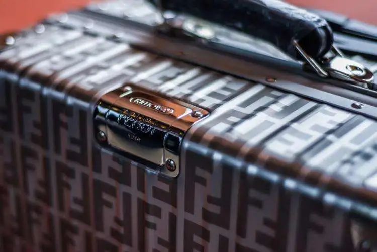 rimowa行李箱是什么材质做的,rimowa行李箱细节图