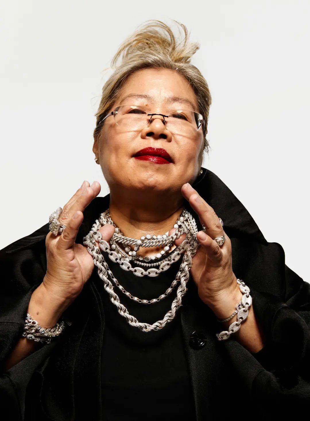 广东大妈开挂人生：靠金链称霸美国嘻哈圈，还被碧昂丝叫妈妈