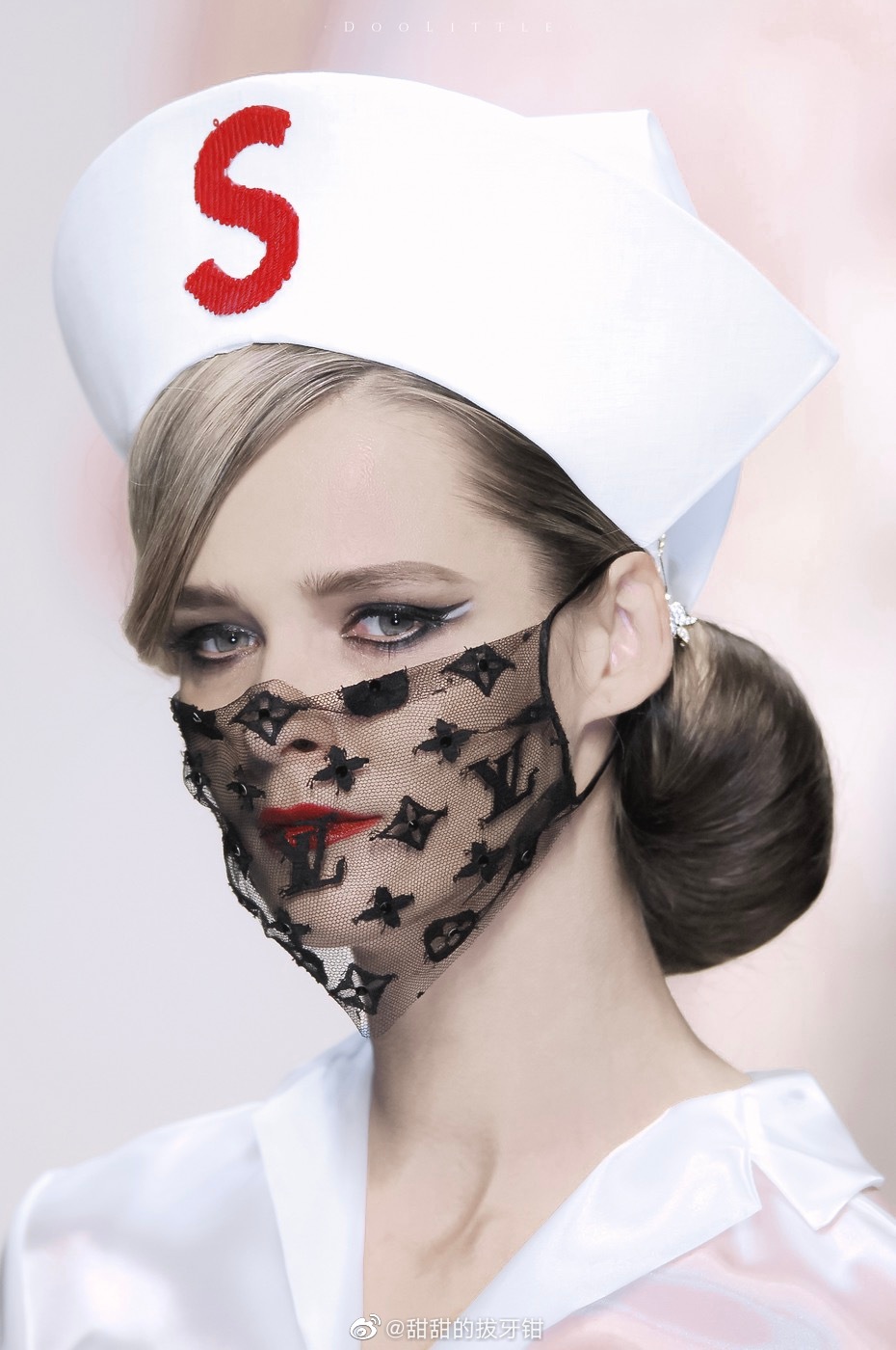 超模届传奇天神，维秘T台一脱惊艳世人，巅峰期竟突然退圈？