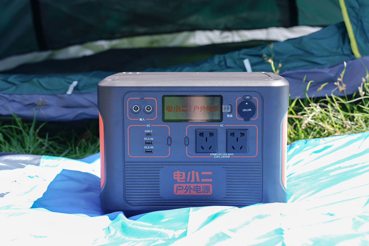 外出露营用电全靠它,电霸级别电小二户外电源1800W测评