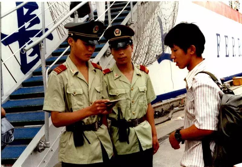 不穿军装的边防军人,军装公安边防