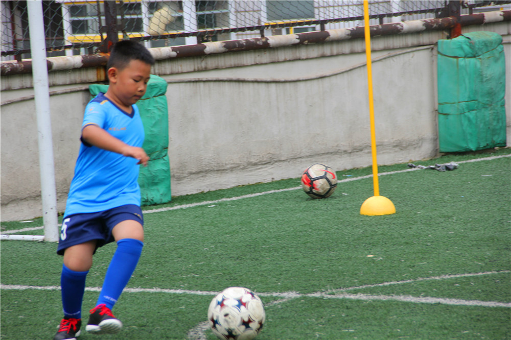 少儿篮球训练教学运球练习,篮球训练技术动作小学生