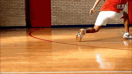 羽毛球步伐基础训练教案,八一队羽毛球教练陈伟华步伐练习