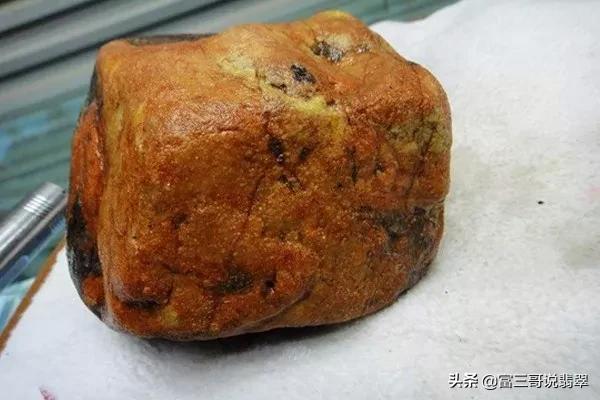 翡翠皮壳赌石视频,翡翠赌石皮壳图解