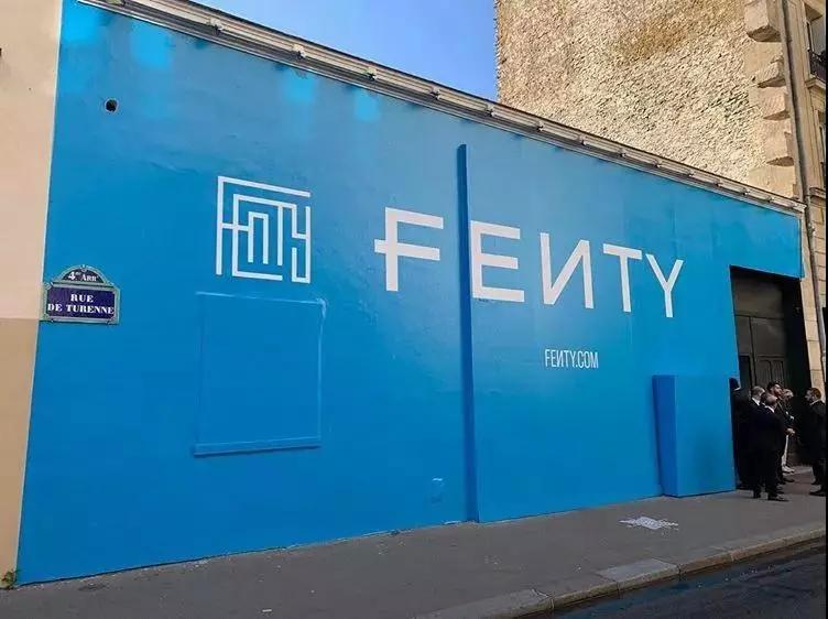 蕾哈娜时装大秀,蕾哈娜惊艳时装