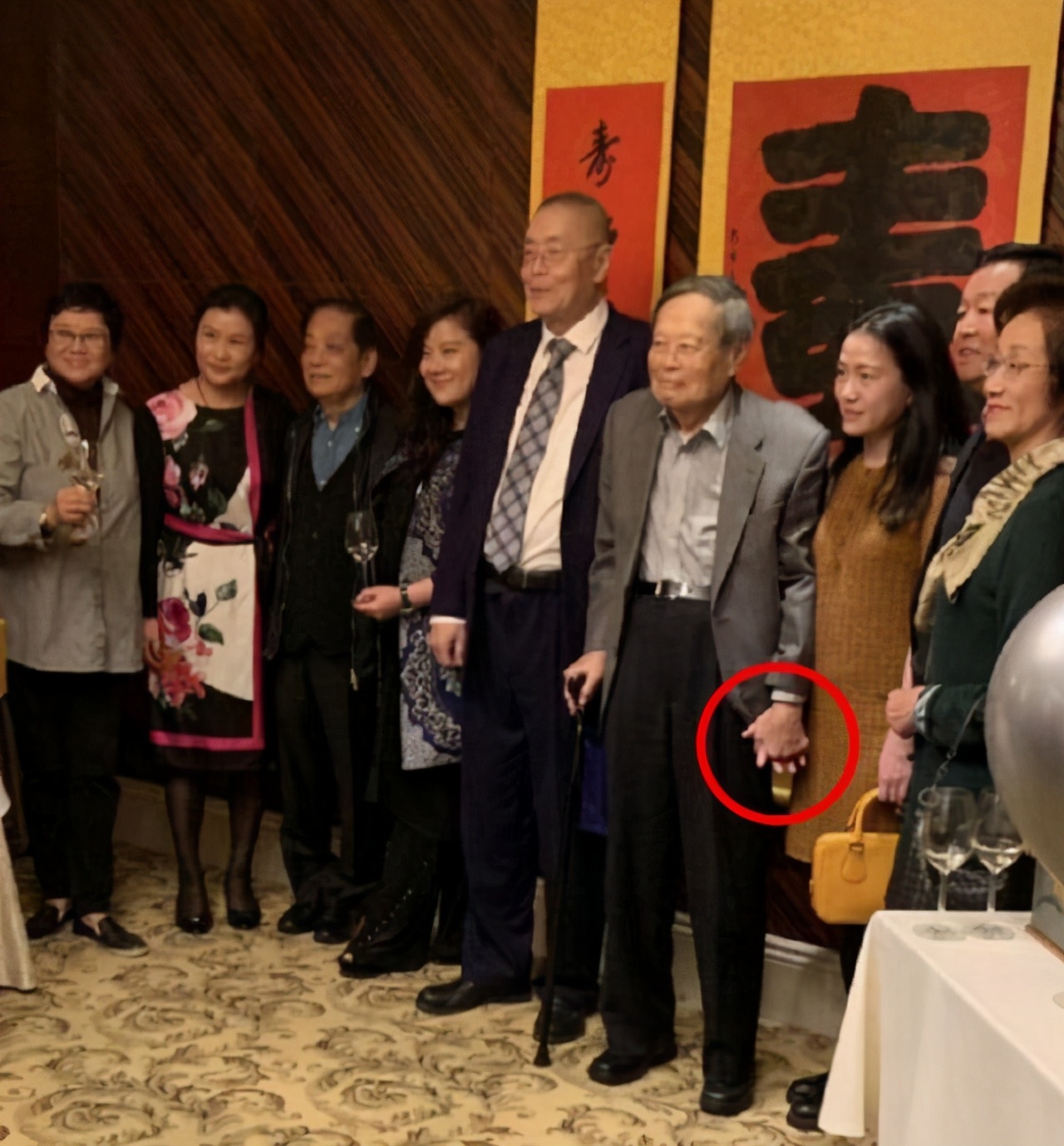 83岁钢琴大师刘诗昆为2岁女儿庆生,钢琴大师刘诗昆再度当爸