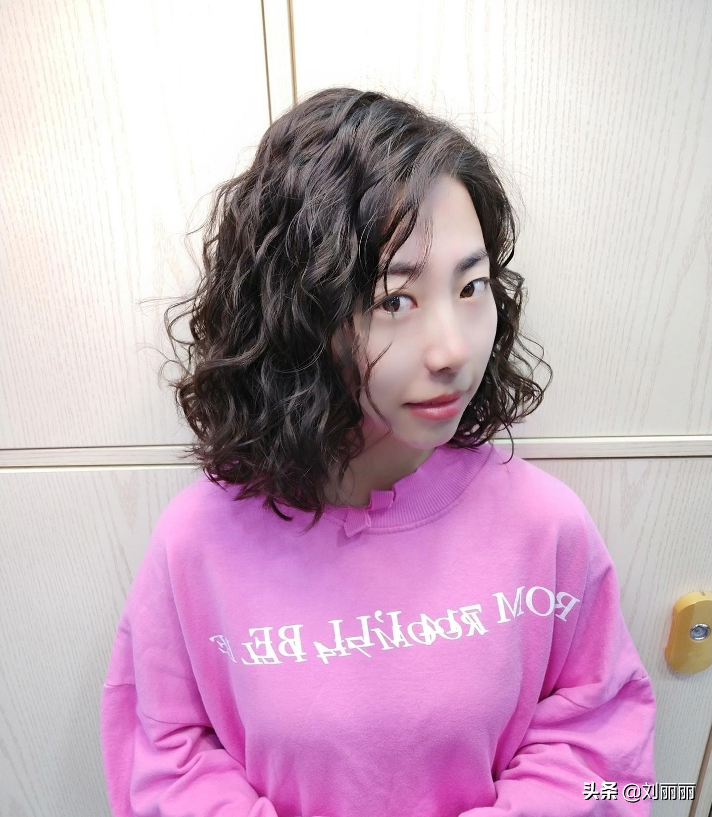 好看又时尚的发型最新款,40-50岁洋气烫发型中长发大圆脸