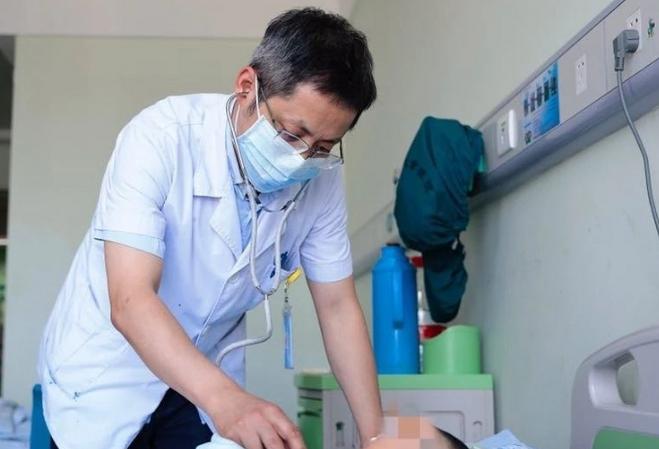 孩子被烫伤母亲自责了,孩子被开水烫伤大人自责