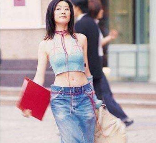 与周星驰签约8年只拍了2部戏,18岁就被周星驰看中