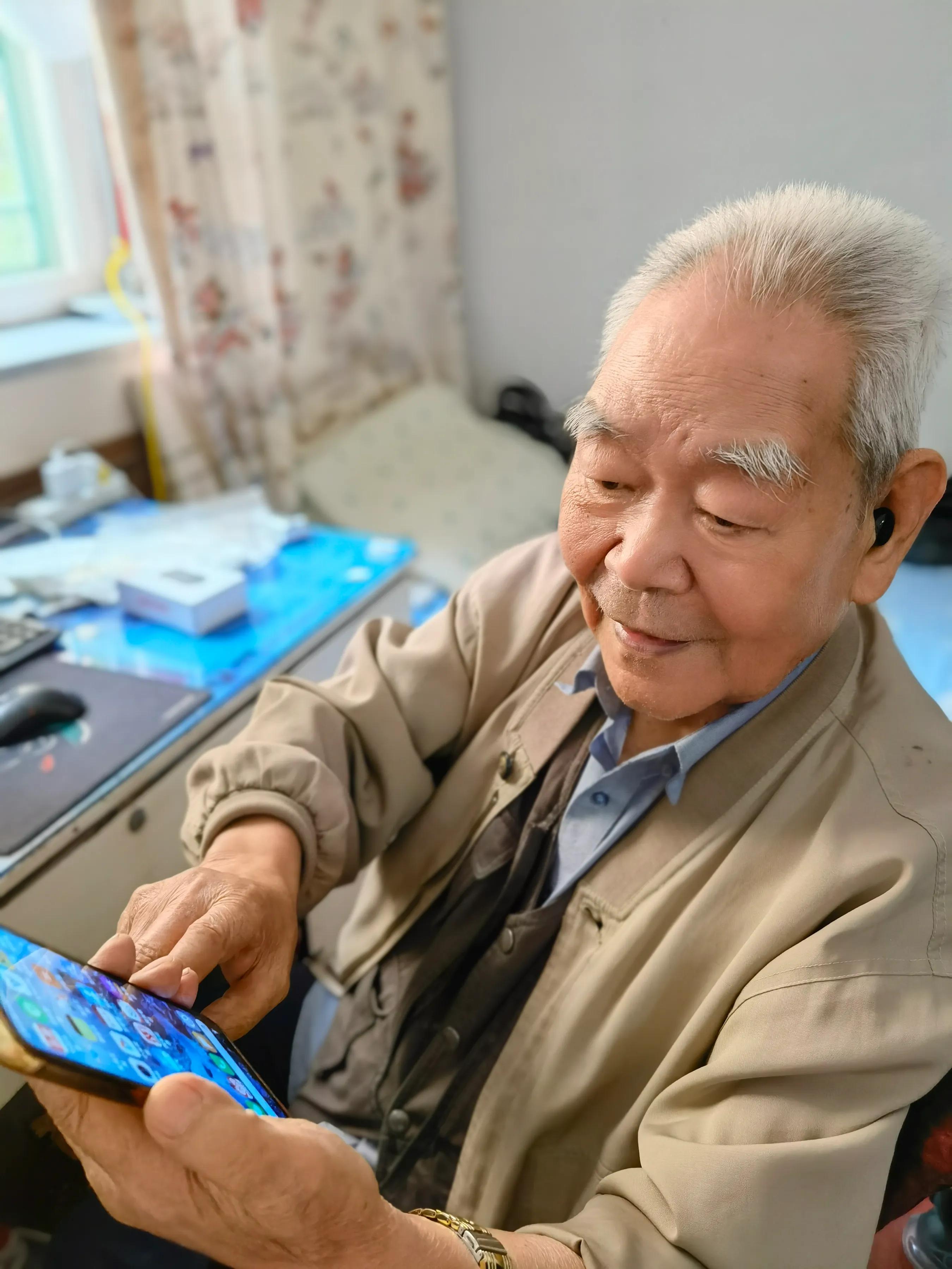 手机学习、记账、购物九旬张爷爷手机玩得真叫个“溜”
