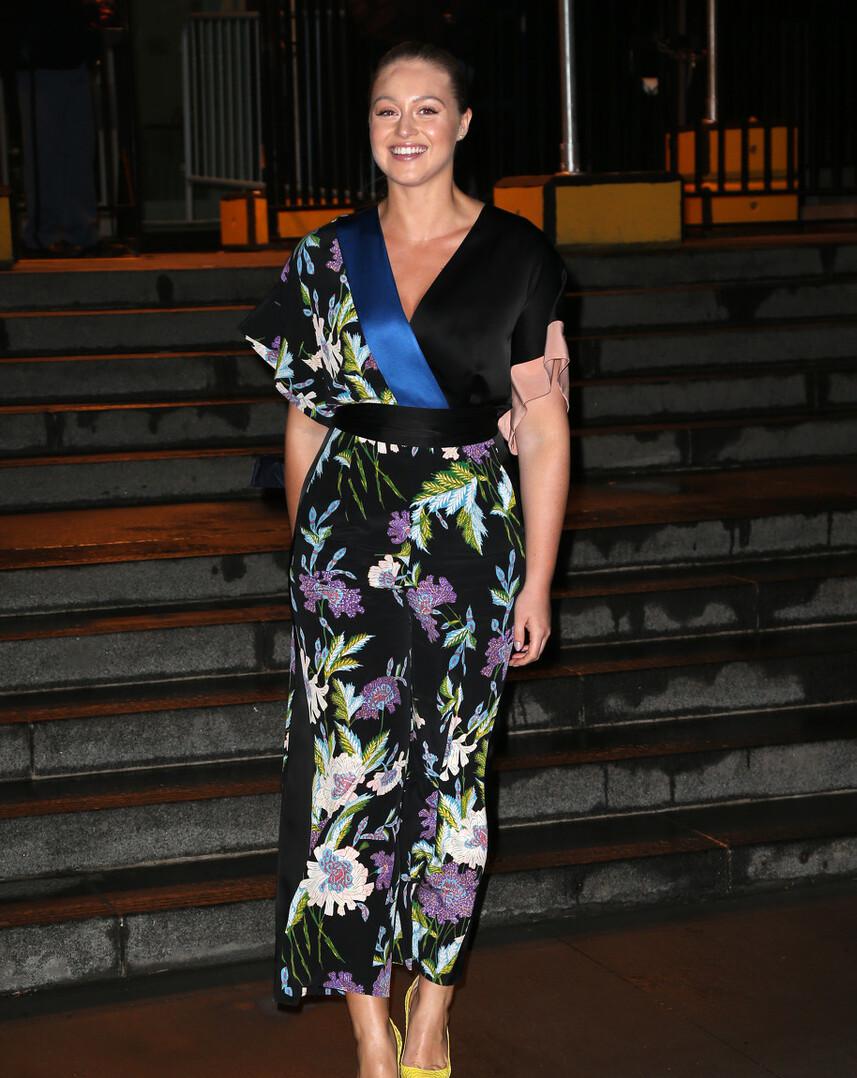 大码模特满身赘肉却不油腻,微胖大粗腿模特