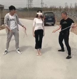 看了整整七分钟，他们最终还是上去了