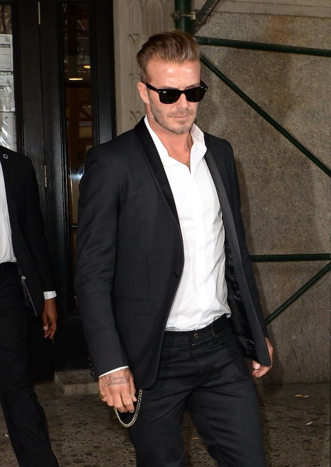 和女儿亲吻引争议,穿西装居然配拖鞋?大儿子的造型还被吐槽