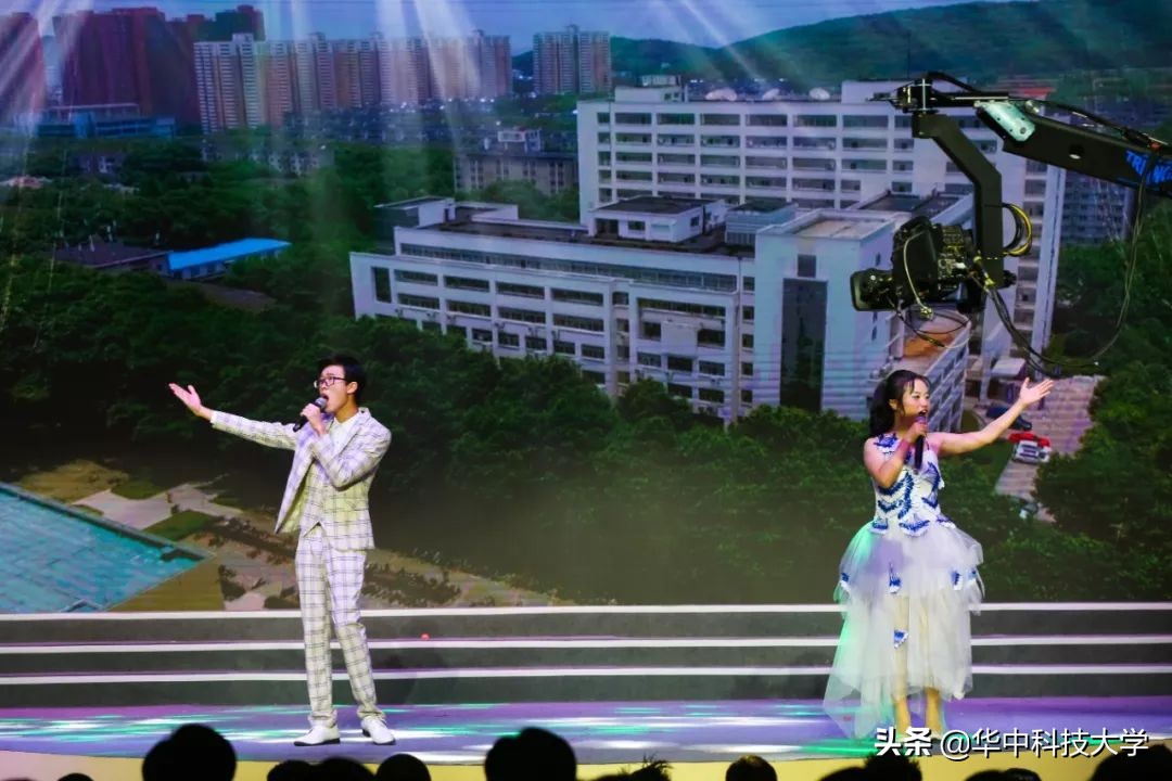 燃爆了！华中科技大学用“宇宙最强音”为祖国打CALL