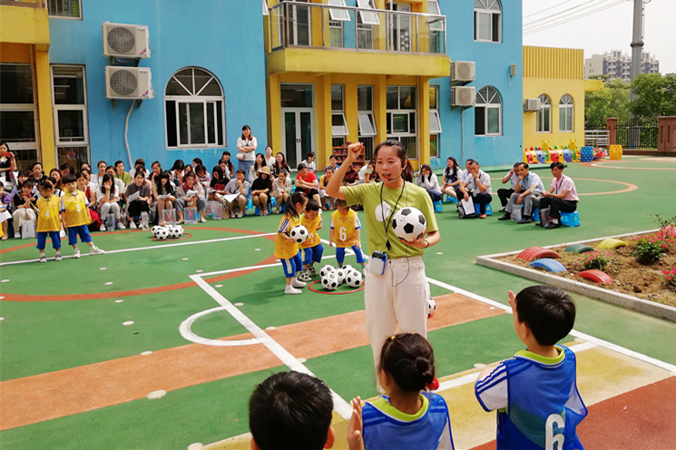 幼儿园零基础足球训练趣味游戏,适合小中大幼儿玩的足球亲子游戏
