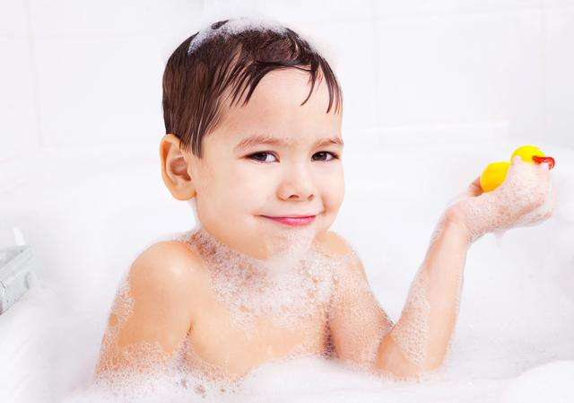 12岁小孩可以用大人的洗发水吗,大人用小孩洗发水会更好吗