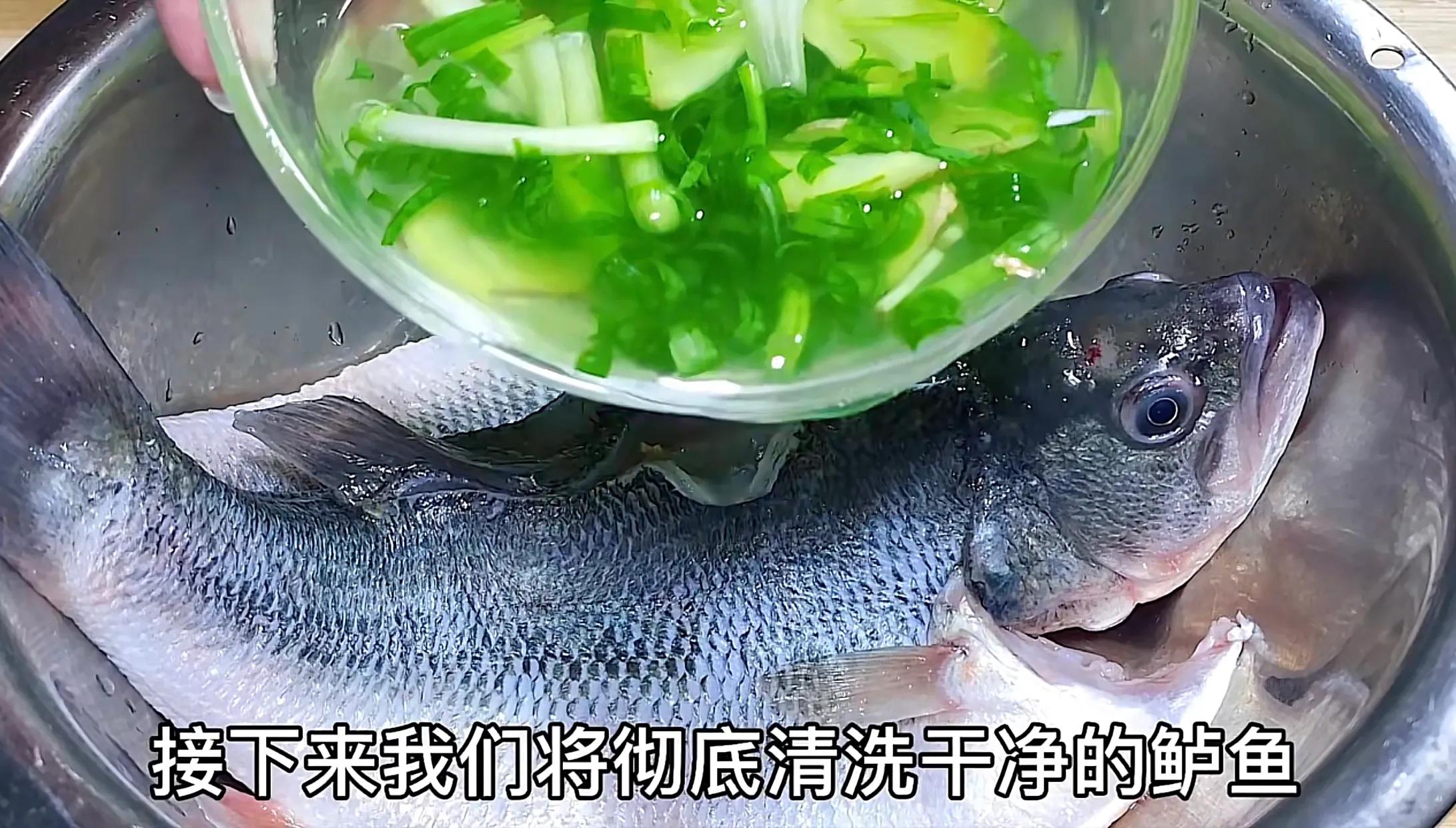 做清蒸鱼时万万不可放盐和料酒,清蒸鱼最忌放盐和料酒