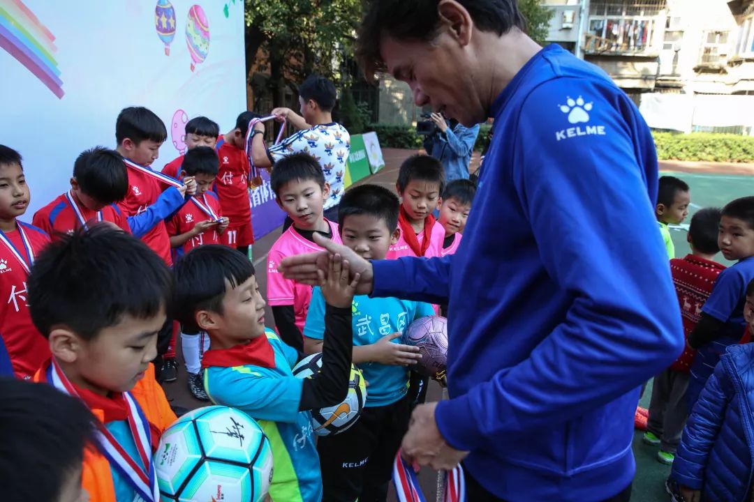 鄂老甲A走进傅家坡小学足球少年与前亚洲第一高中锋切磋球技