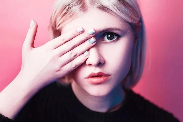 皮肤过敏干燥起皮怎么补水最快,皮肤干燥过敏泛红适合哪种护肤品