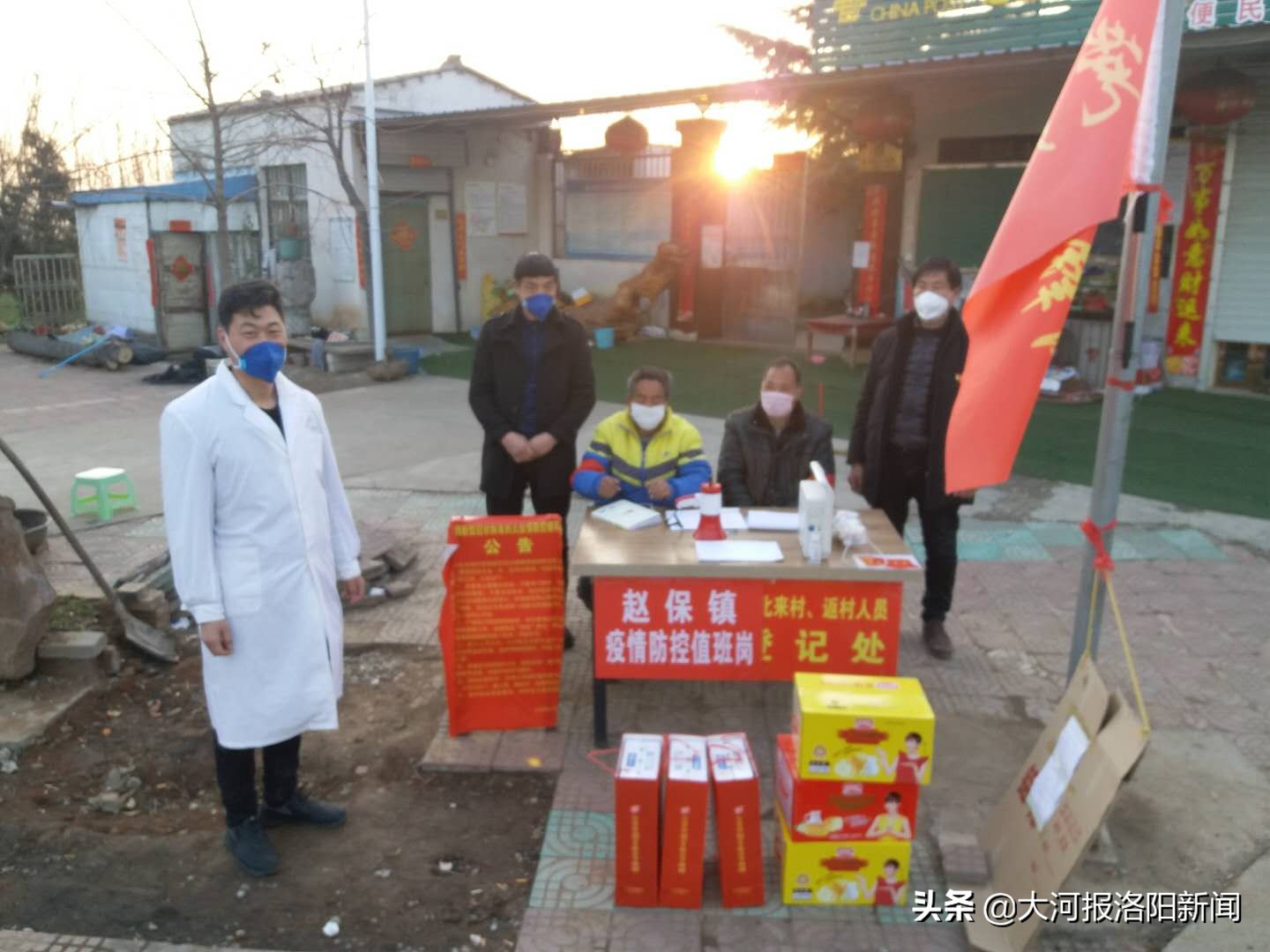 洛阳：这个村医有点忙，既看病又值班，抽空还要代村民买菜