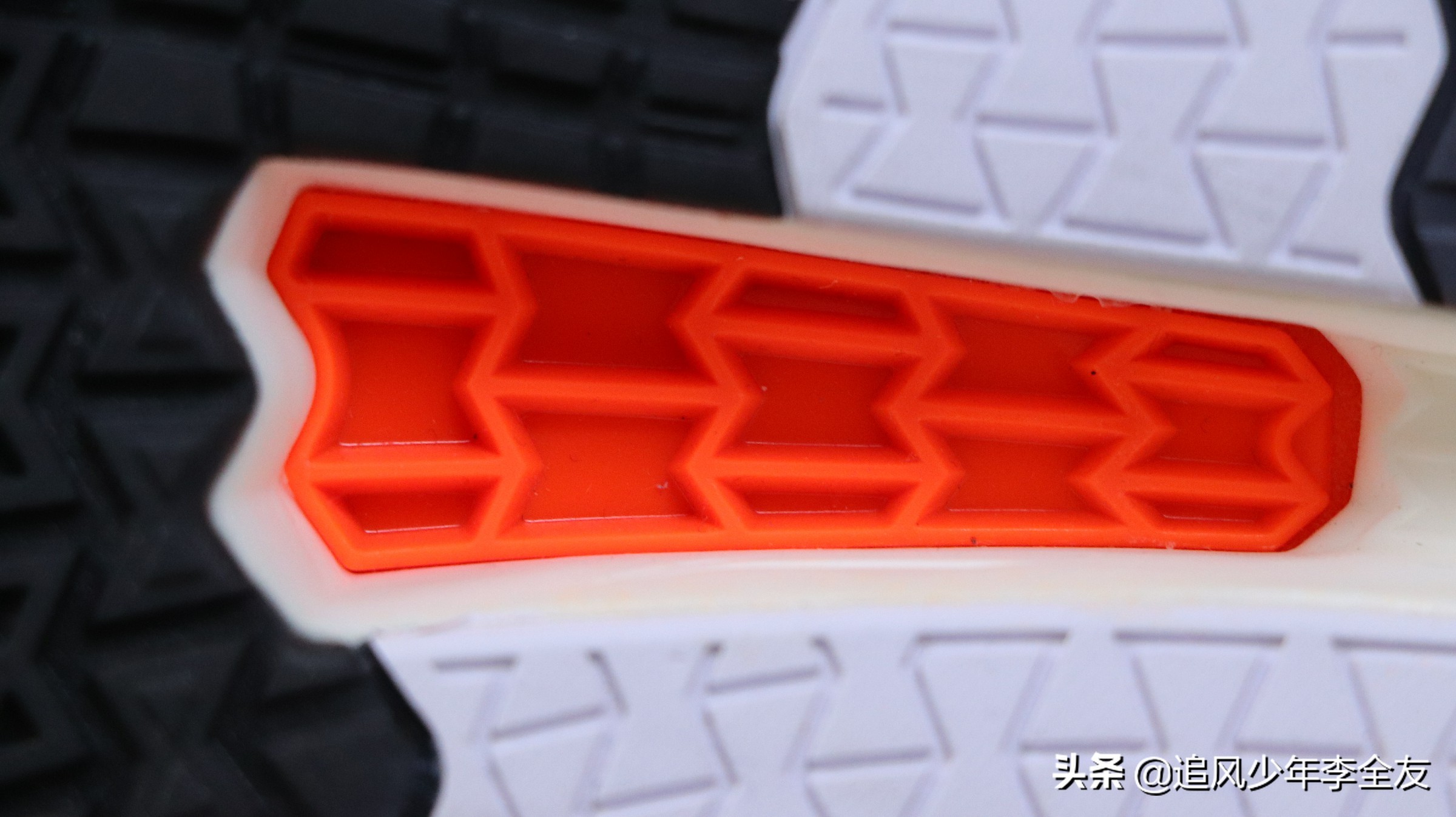 李宁冲云跑鞋和李宁赤兔4哪个好,李宁赤兔5pro在跑鞋中是什么档次