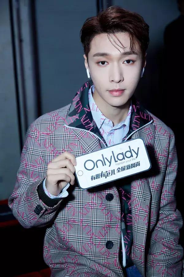 张艺兴valentino东京神图,张艺兴valentino秀场表演