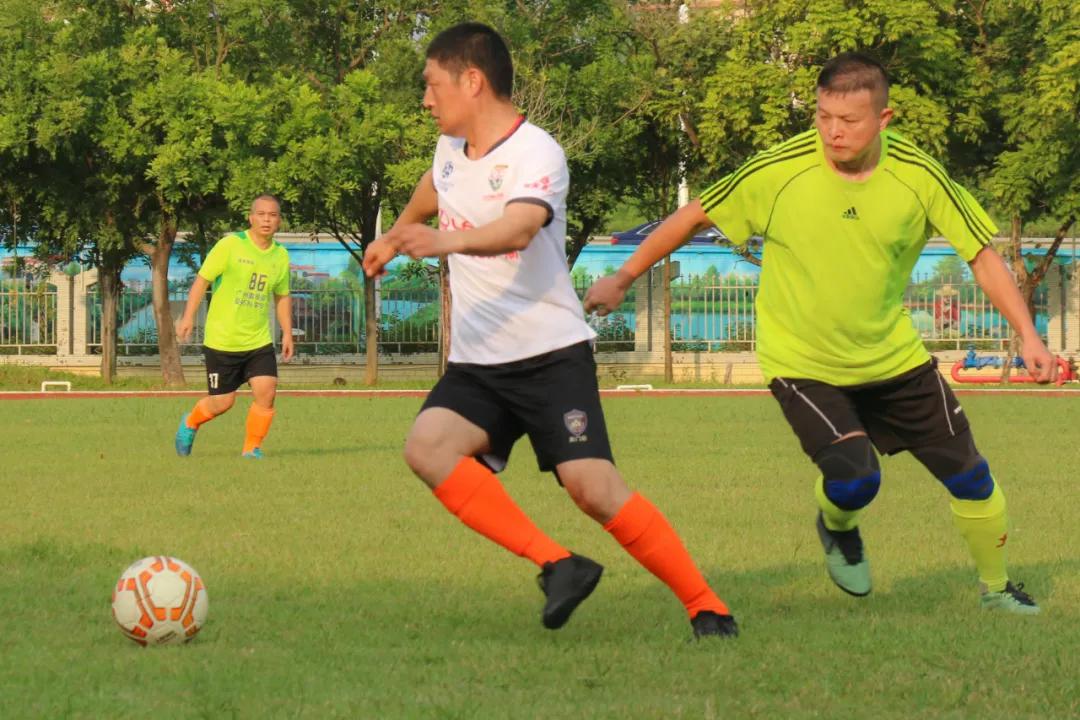 当足球之乡球队与广州高校校友冠军“激情相遇”,你更支持谁?