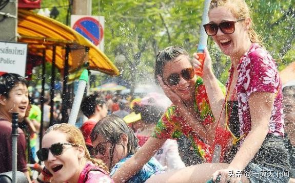 泼水节共同欢度,泼水节欢聚一堂