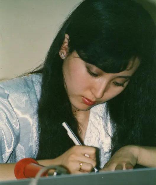 2段婚姻，和丈夫剃度出家，41岁病逝，父亲跪在地上埋怨自己