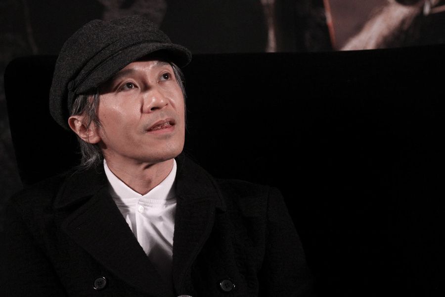 周星驰56岁到19岁的变化,55岁周星驰满头白发依旧单身