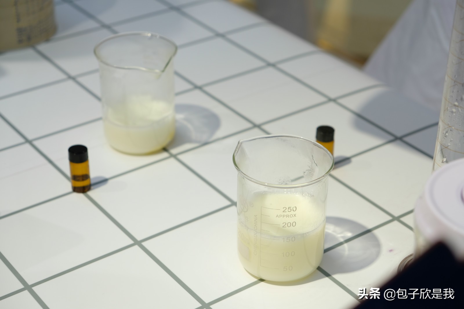 冲奶粉起坨是水温太低还是太高,冲奶粉怎么做到气泡少