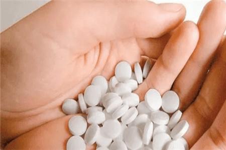 浇花放这二种小药片,浇花加点小药片