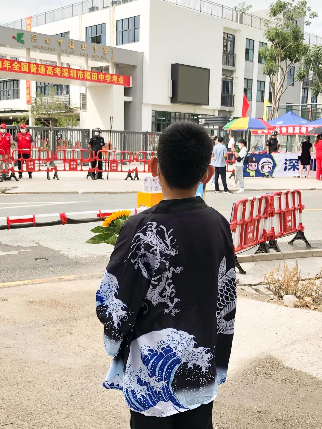 萌娃、萌宠纷纷抢镜!今年高考作文,深圳学生躺赢?