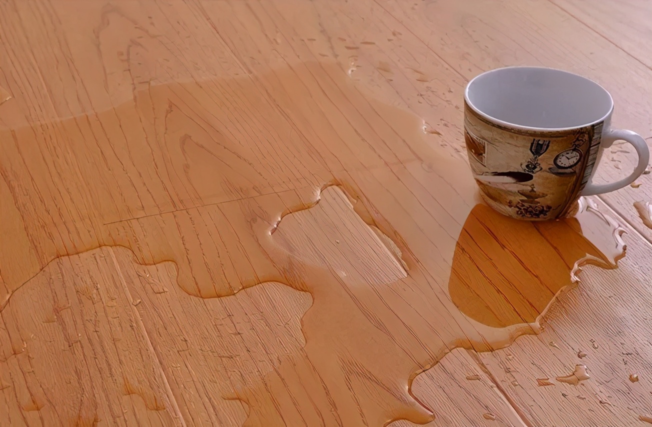 石塑地板好不好？表哥家花5千，效果和实木一样，防潮可再生