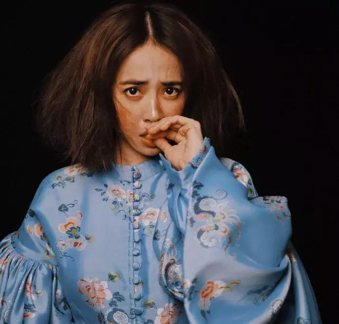 蔡依林的18年老粉儿,蔡依林一身红蓝