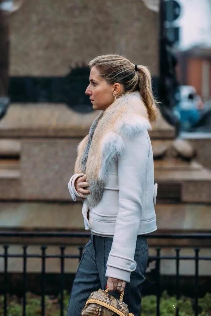 同事穿了一件新的大衣,皮草怎么穿不胖中长款