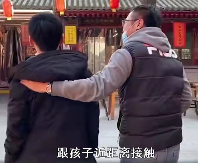 爸爸辞职陪厌学儿子自驾游中国,14岁少年辍学父亲辞职陪伴